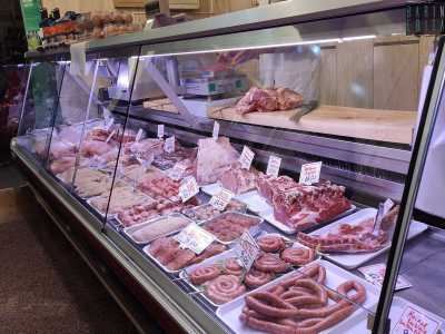 Io sono cresciuto qui dentro - continua - anche se all�epoca facevamo solo salsiccia e fettine di carne, mentre ora c�� tanta variet� tra spiedini, polpette e hamburger�